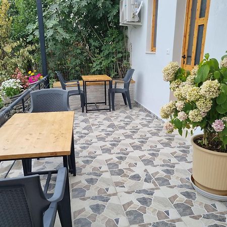Tony'S Terrace Acomodação com café da manhã Gjirokastër Exterior foto