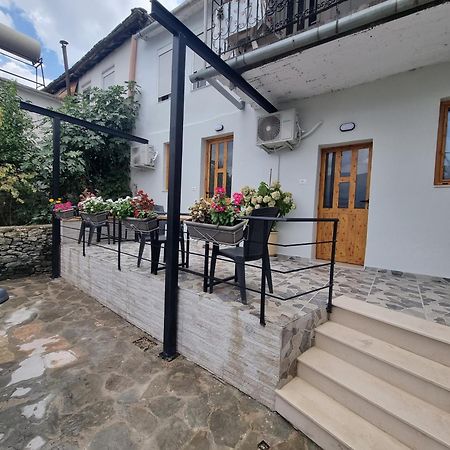 Tony'S Terrace Acomodação com café da manhã Gjirokastër Exterior foto