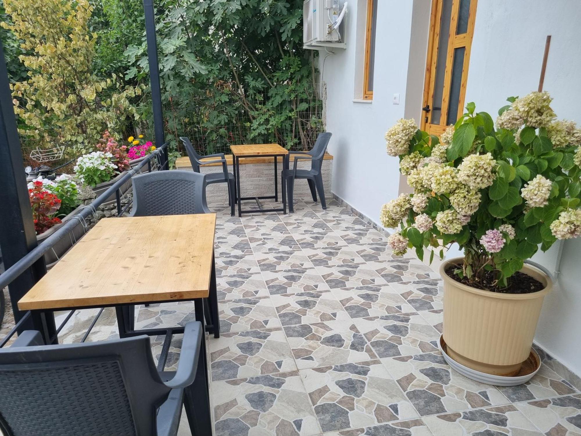 Tony'S Terrace Acomodação com café da manhã Gjirokastër Exterior foto