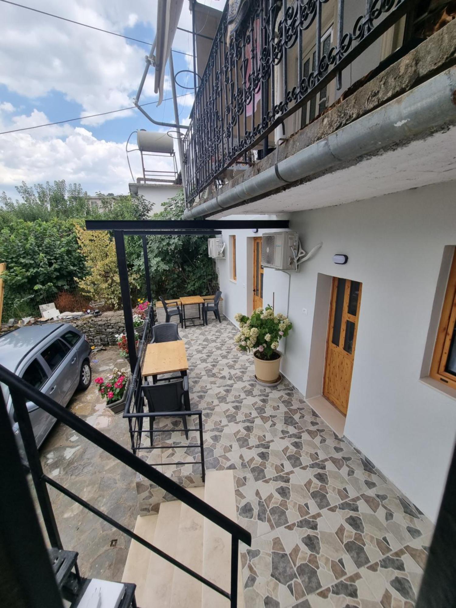 Tony'S Terrace Acomodação com café da manhã Gjirokastër Exterior foto