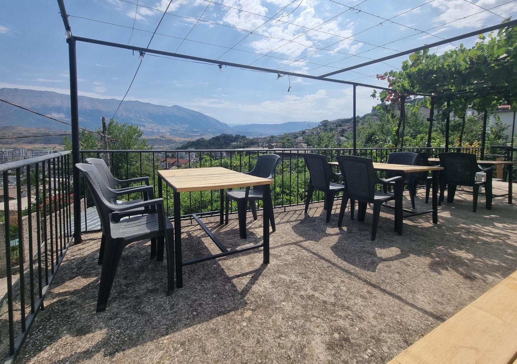 Tony'S Terrace Acomodação com café da manhã Gjirokastër Exterior foto